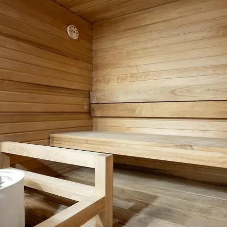 Spacious House - Sauna - Free Parking - 8 Person *